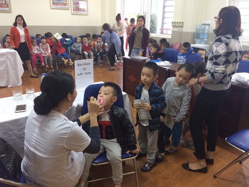Trường mầm non đô thị Việt Hưng tổ chức khám sức khỏe lần II năm học 2016 - 2017 cho học sinh toàn trường